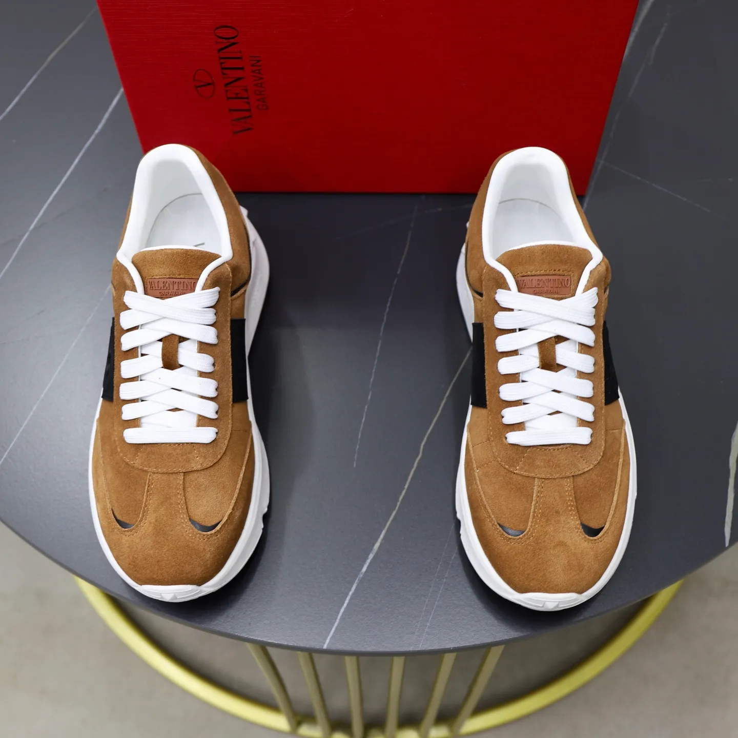 Ex-factory price: 440💰VALENTINO/Valentino Men's latest low-top thick-soled sports shoes are shipped. Made with heavy industry, men's fine casual sports shoes, versatile style. Original leather, rubber lines embellished with geometric segmented uppers, hand-sewn with precision, novel and fashionable style, rubber soles with rivet details on the front and back, VALENTINO GARAVANI LOGO printed on the side, and Valentino Garavani decorative inlay on the tongue. Logo, comfortable, breathable and durable on the feet! Comes with full original packaging! Code number: 38-39-40-41-42-43-44 (45 can be customized)